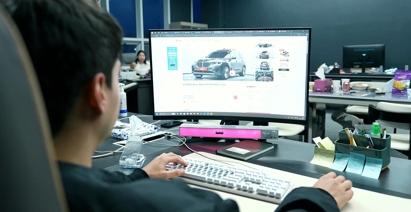 Специалист Dolgov Auto разбирает карточку лота и аукционный лист