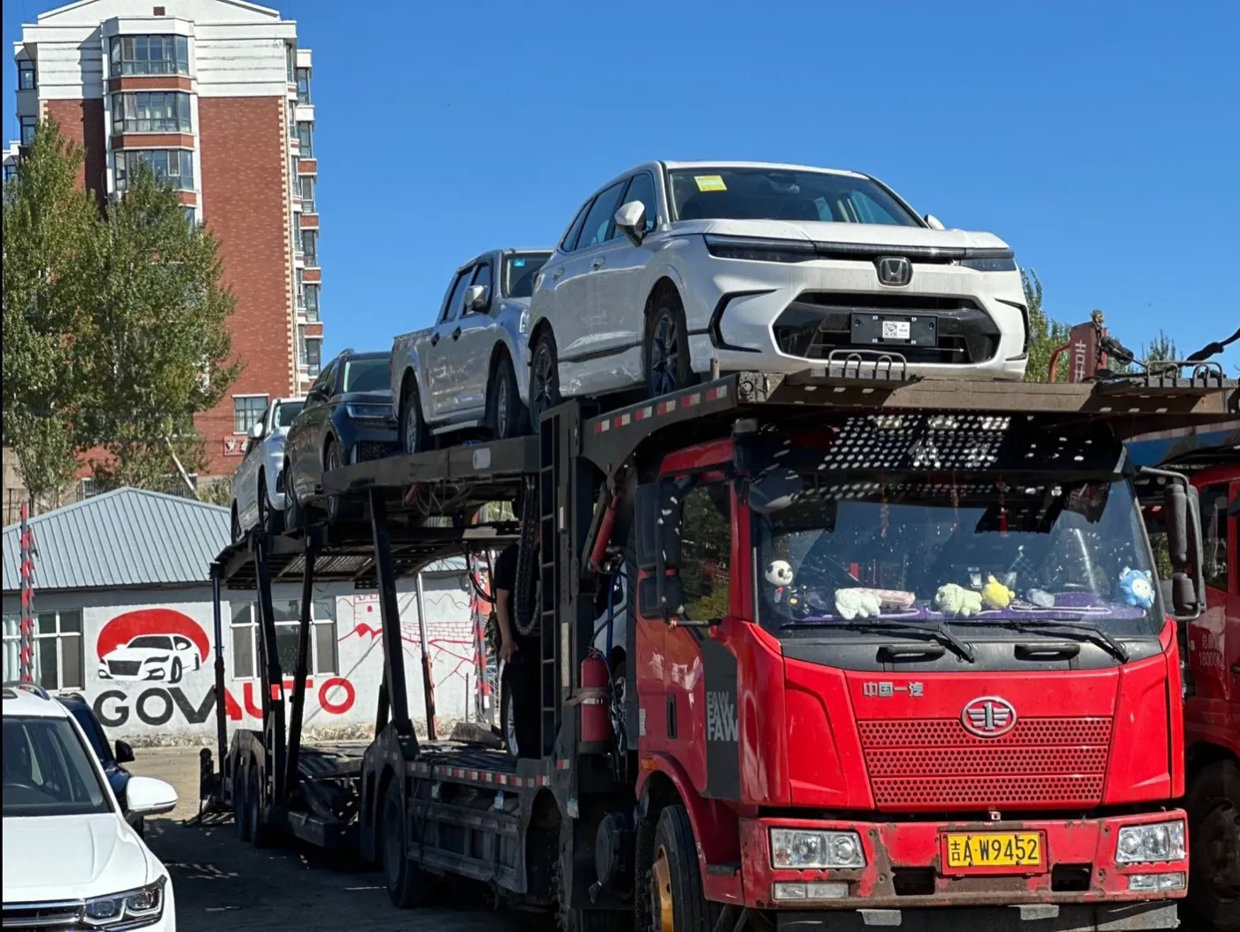 Автовоз Dolgov Auto с партией машин перед отправкой из Китая