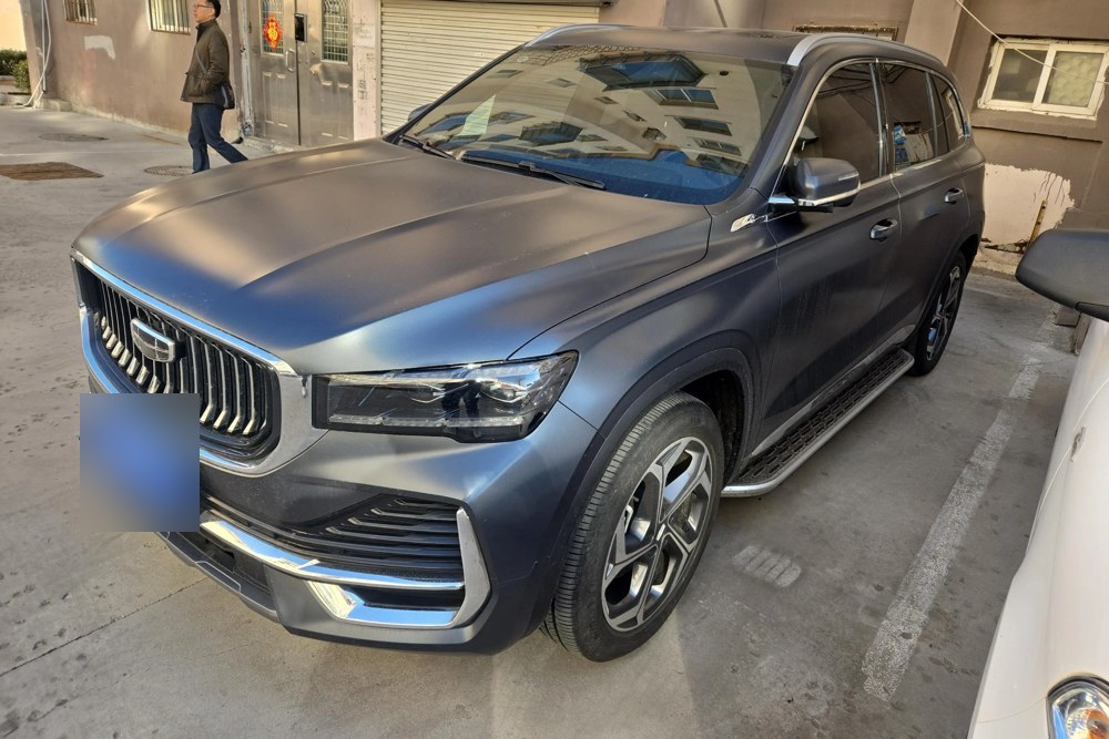 Новый Geely Monjaro серого цвета на улице