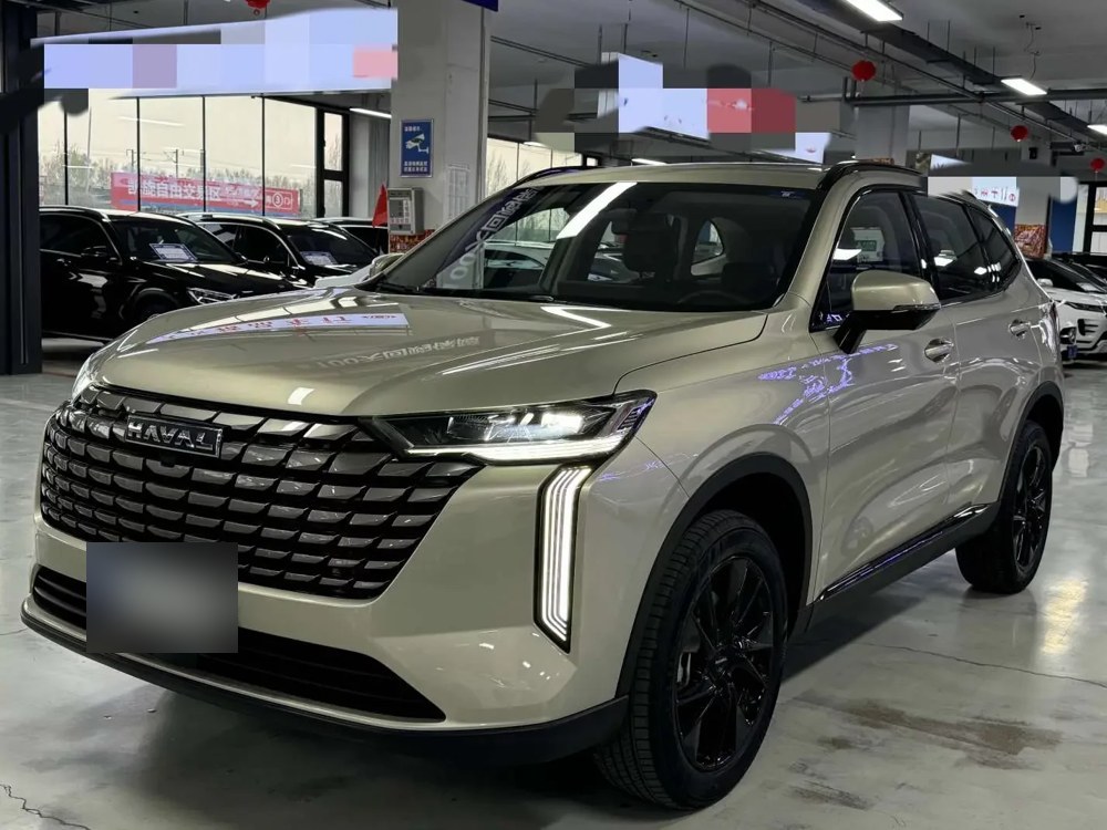 Haval H6 бежевого цвета в автосалоне