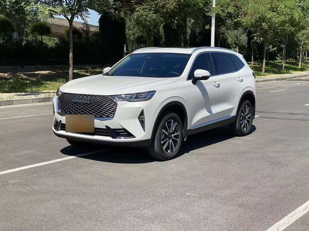 Haval H6 белого цвета на парковке